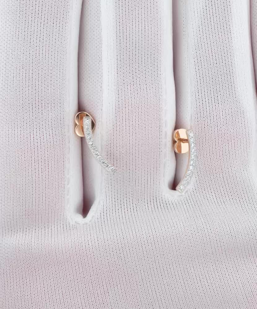 Kultaiset korvakorut timanteilla