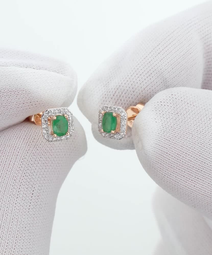 Kultaiset korvakorut smaragdeilla ja timantteja