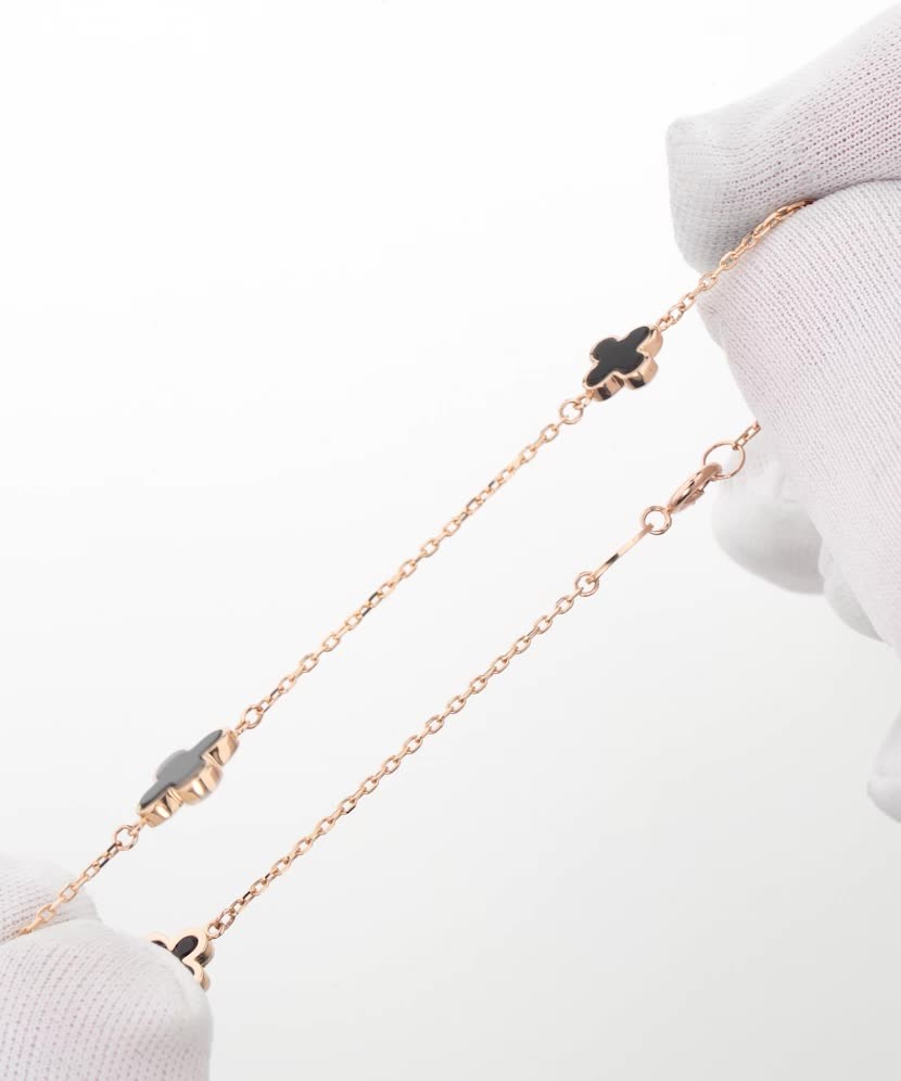 Kultainen rannekoru onyxilla