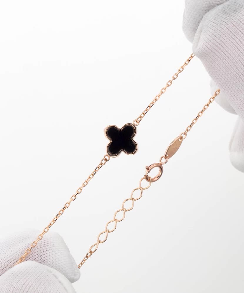 Kultainen rannekoru onyxilla