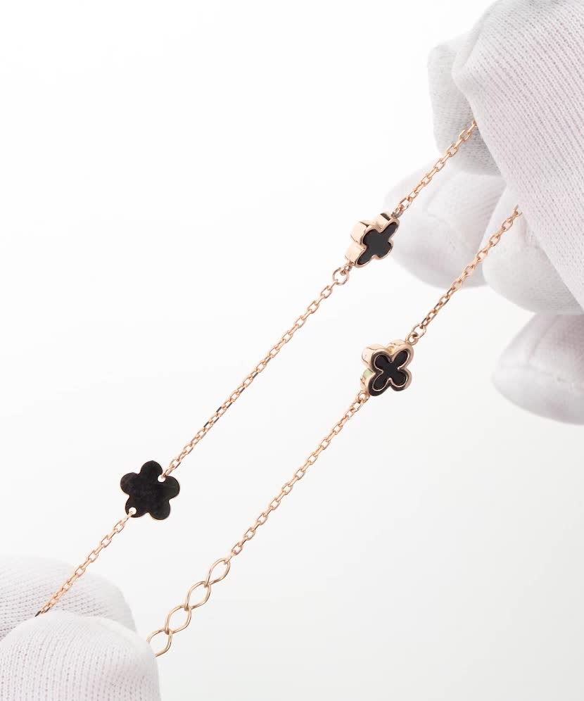 Kultainen rannekoru onyxilla