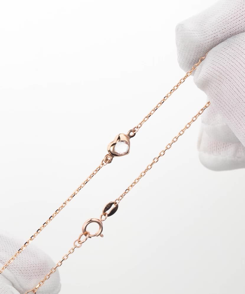 Kultainen rannekoru zirkonailla