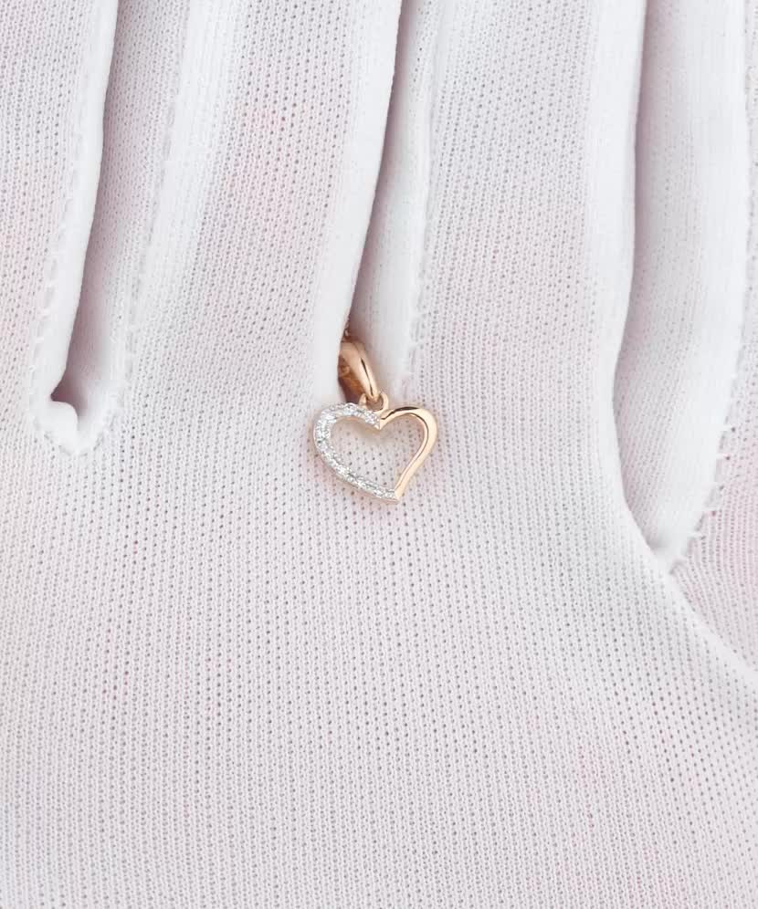 Gold pendant with diamonds