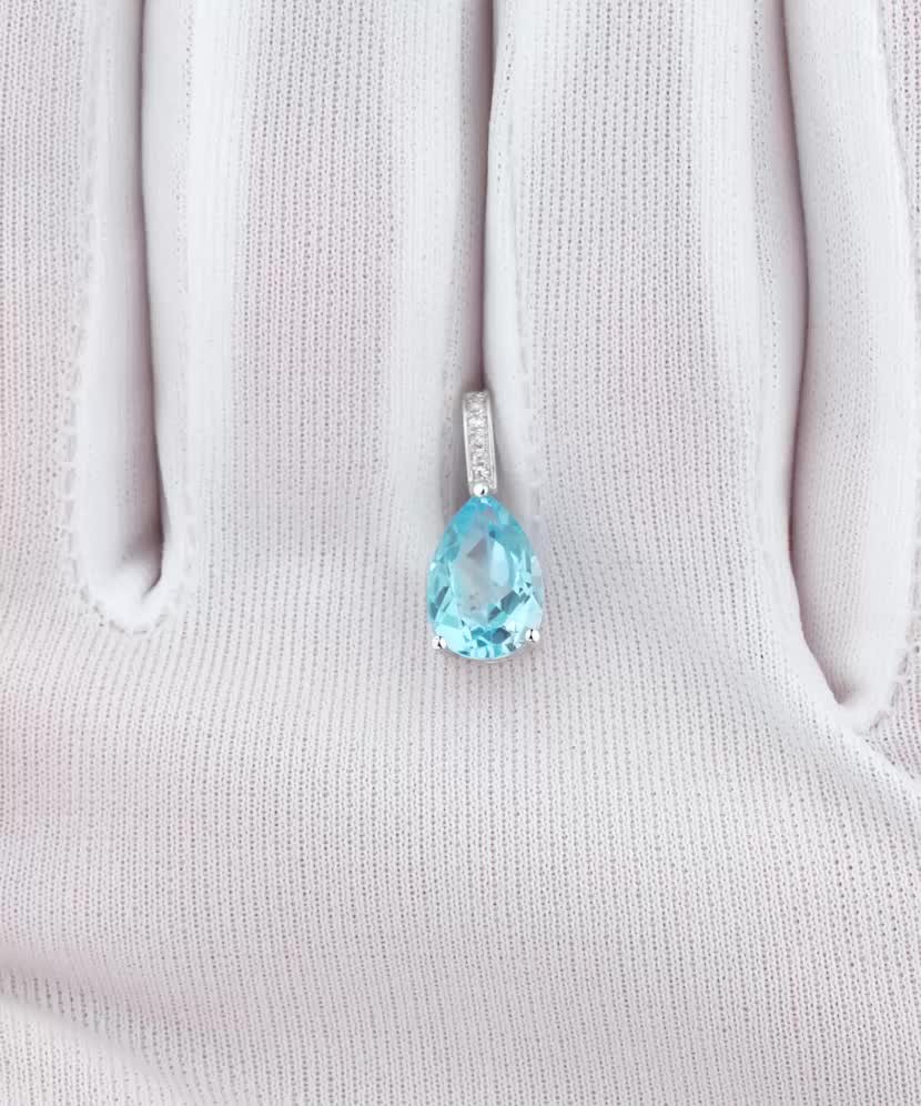 White gold pendant with topaz and diamonds