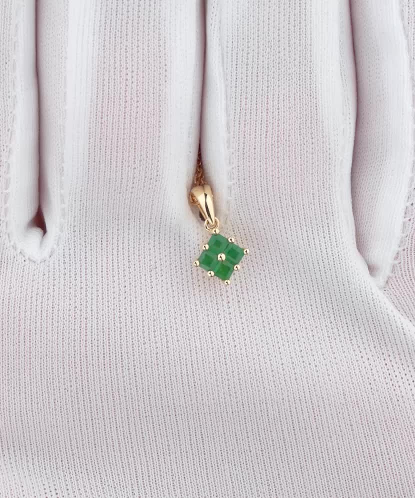 Yellow gold pendant with emeralds