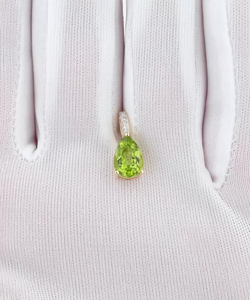 Yellow gold pendant with diamonds and peridot