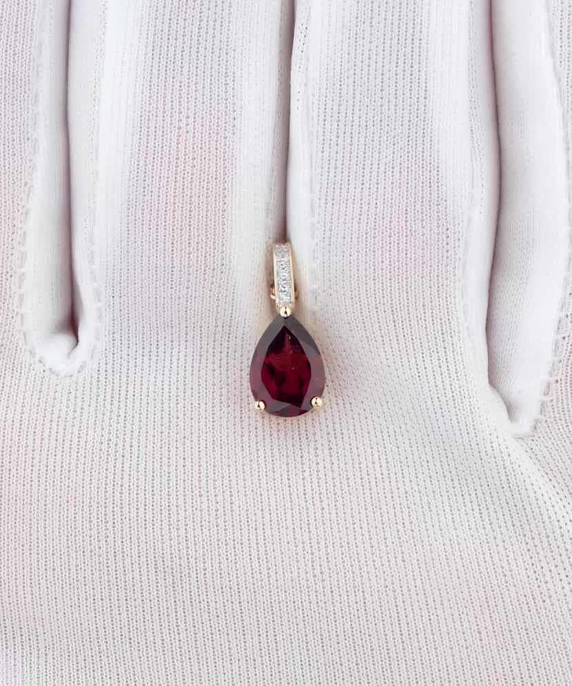 Yellow gold pendant with diamonds and garnet