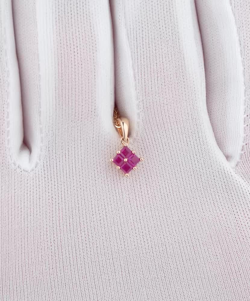 Gold pendant with rubies