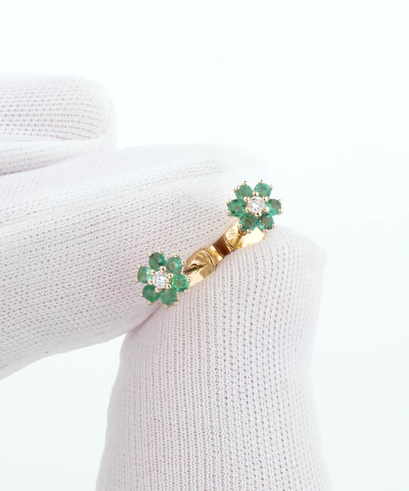 Keltakultaiset korvakorut timanteilla ja smaragdeilla