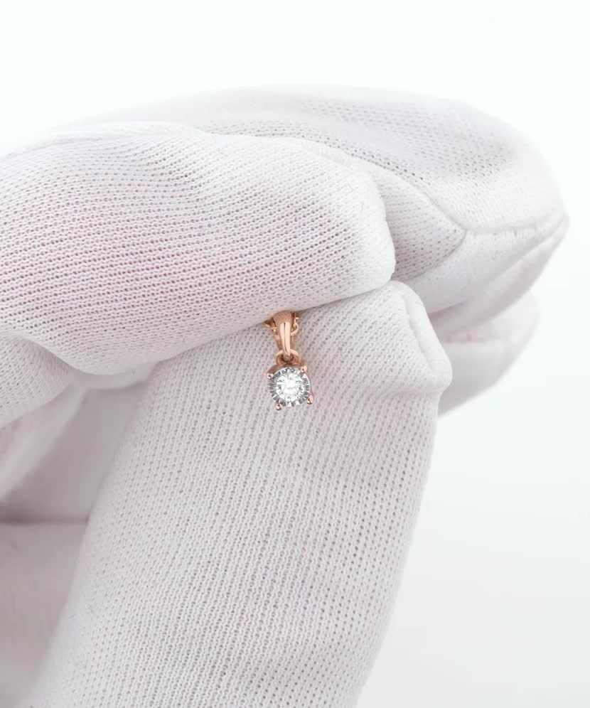 Kultainen riipus timantilla