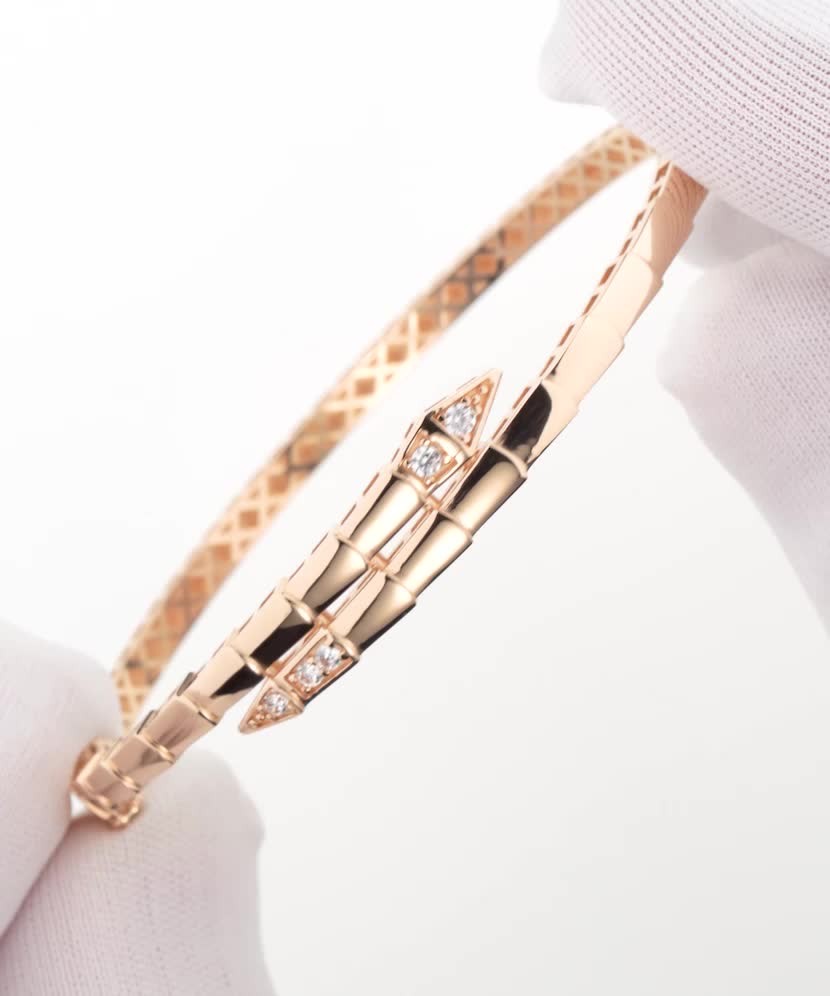 Kultainen rannekoru zirkoneilla