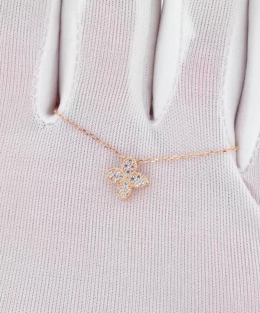 Gold chain with zirconium pendant