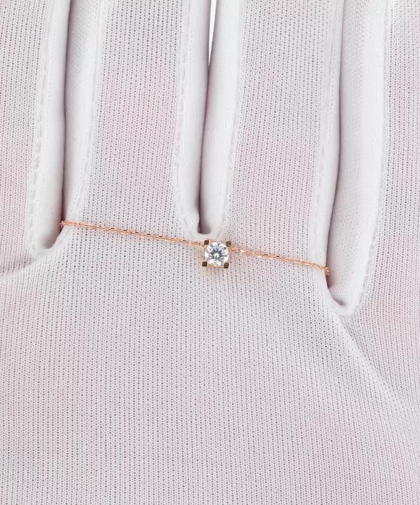 Gold chain with zirconium pendant