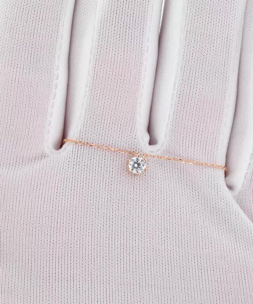 Kultainen kaulakoru zirkoniriipuksella