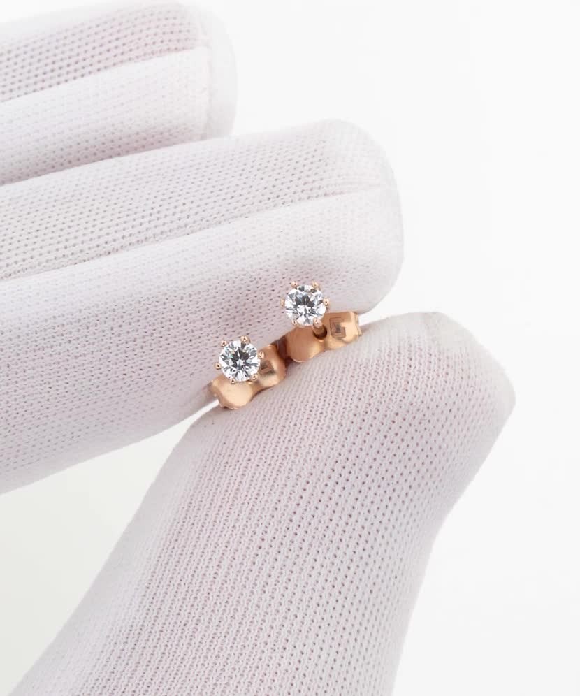 Kultaiset korvakorut zirkoneilla