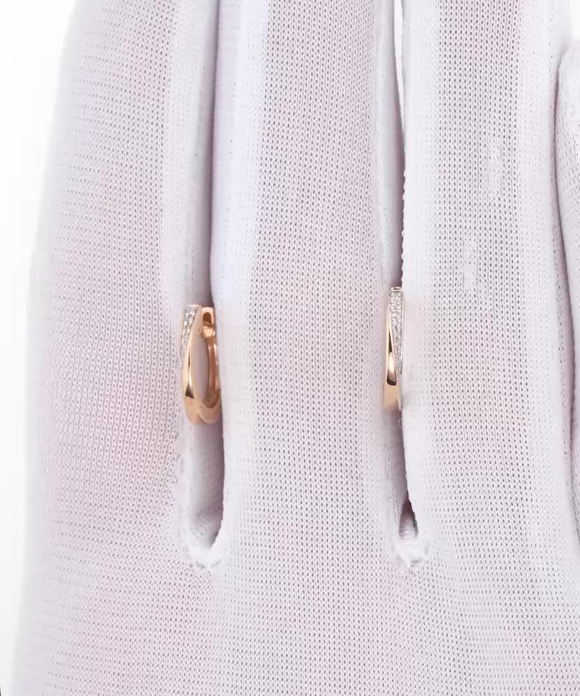 Kultaiset korvakorut timanteilla