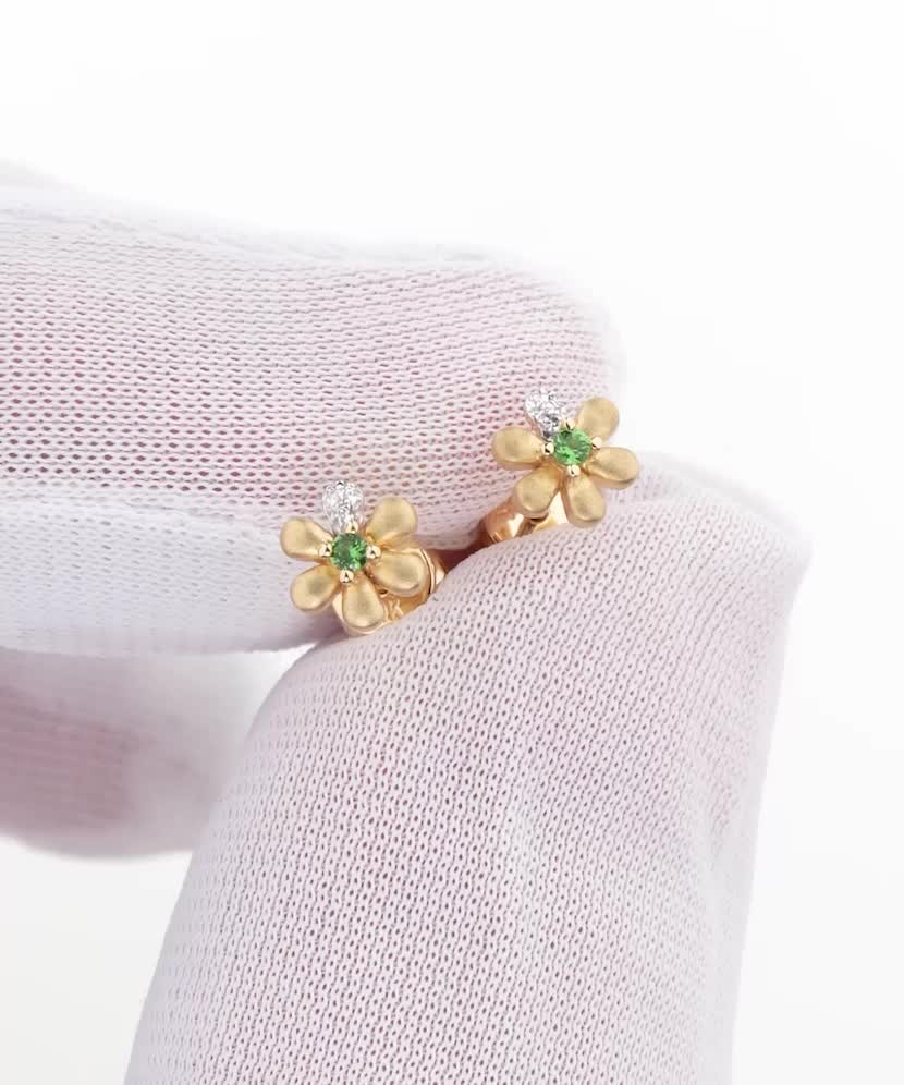 Yellow gold earrings with diamonds and green garnet