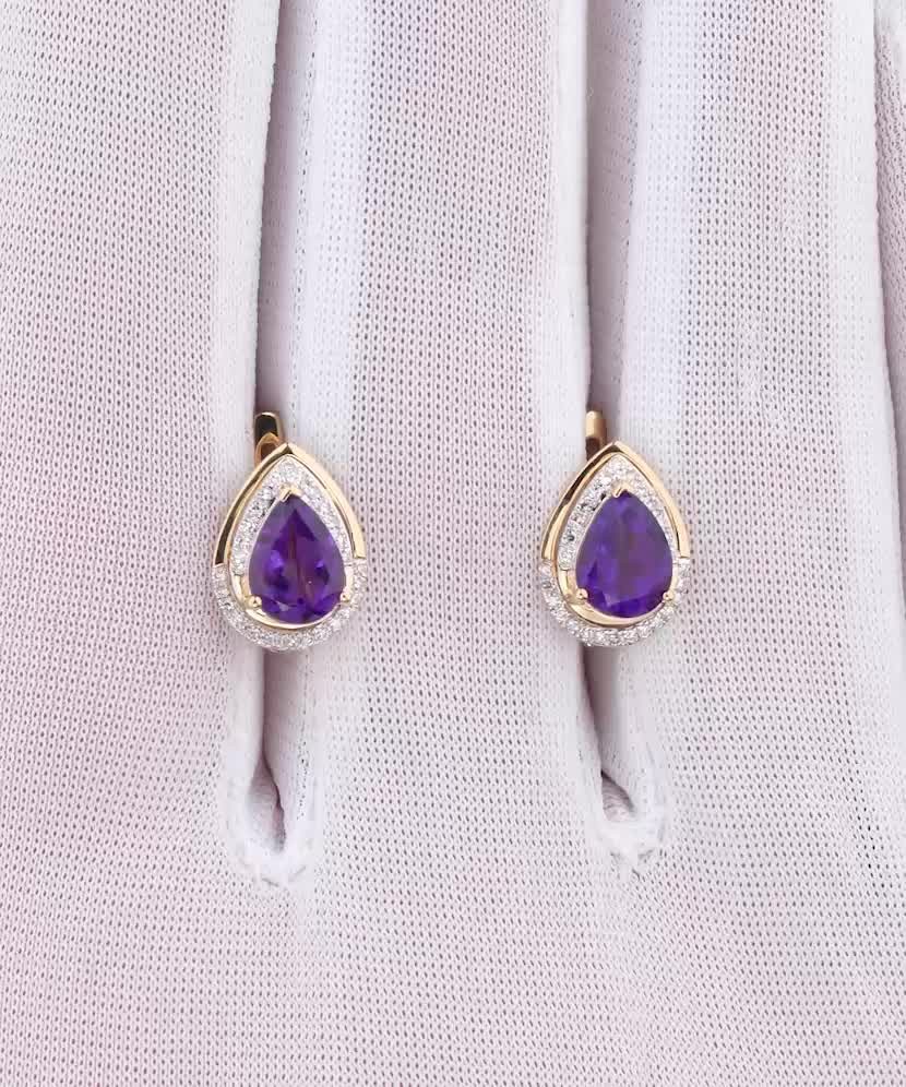 Keltakultaiset korvakorut timanteilla ja ametisteilla