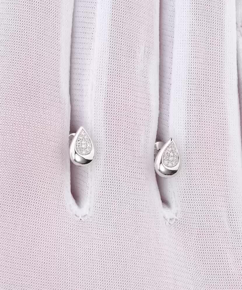 Valkokultaiset korvakorut timanteilla