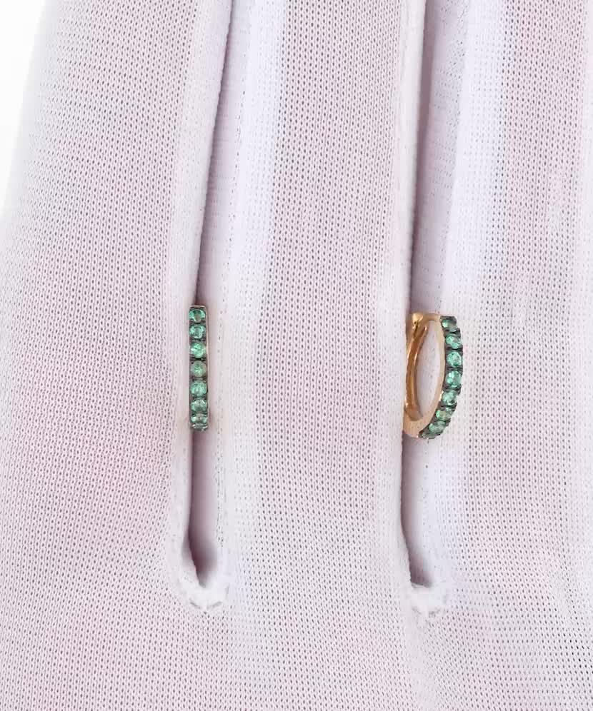 Keltakultaiset korvakorut smaragdeilla