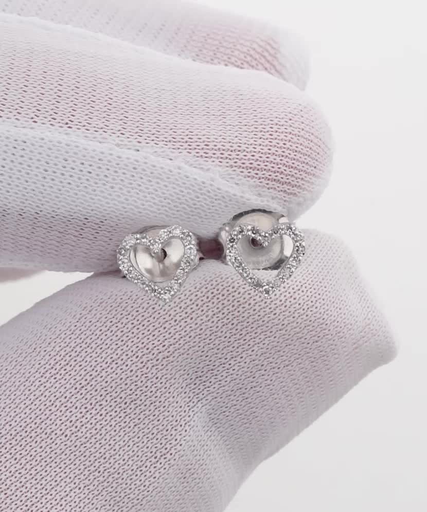 Valkokultaiset korvakorut timanteilla