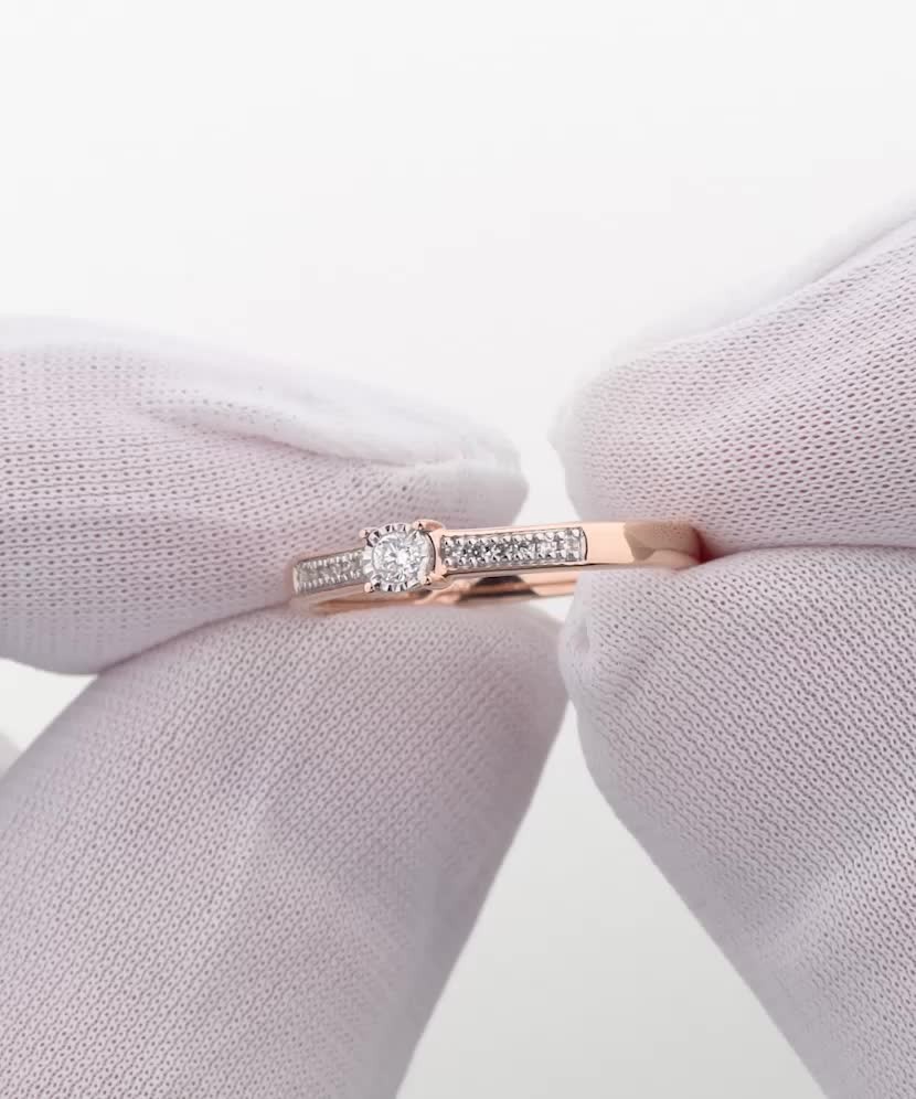 Gold ring with diamonds