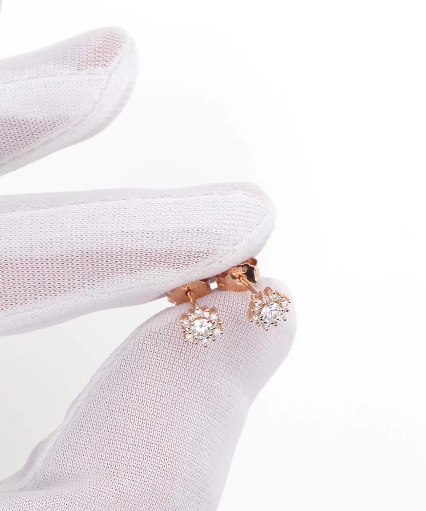 Kultaiset korvakorut timanteilla