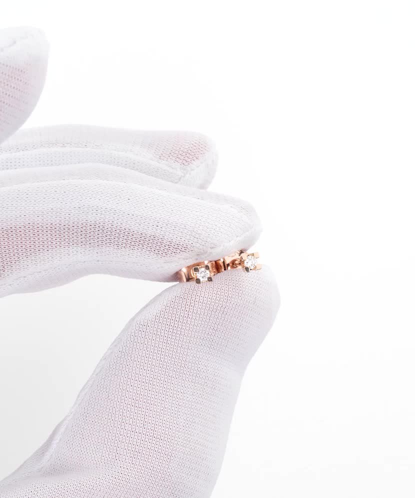 Kultaiset korvakorut timanteilla