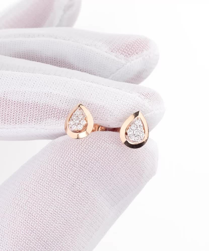 Kultaiset korvakorut timanteilla