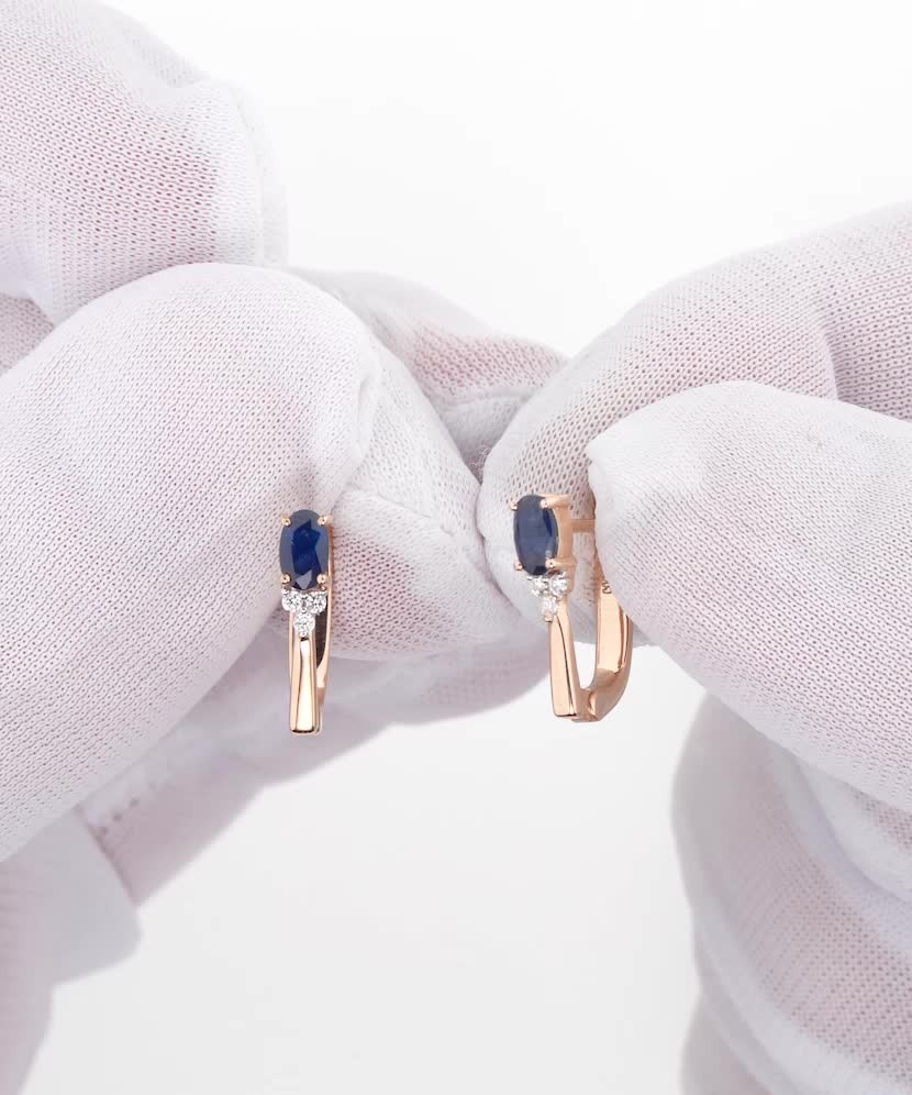 Kultaiset korvakorut safiireilla ja timantteja