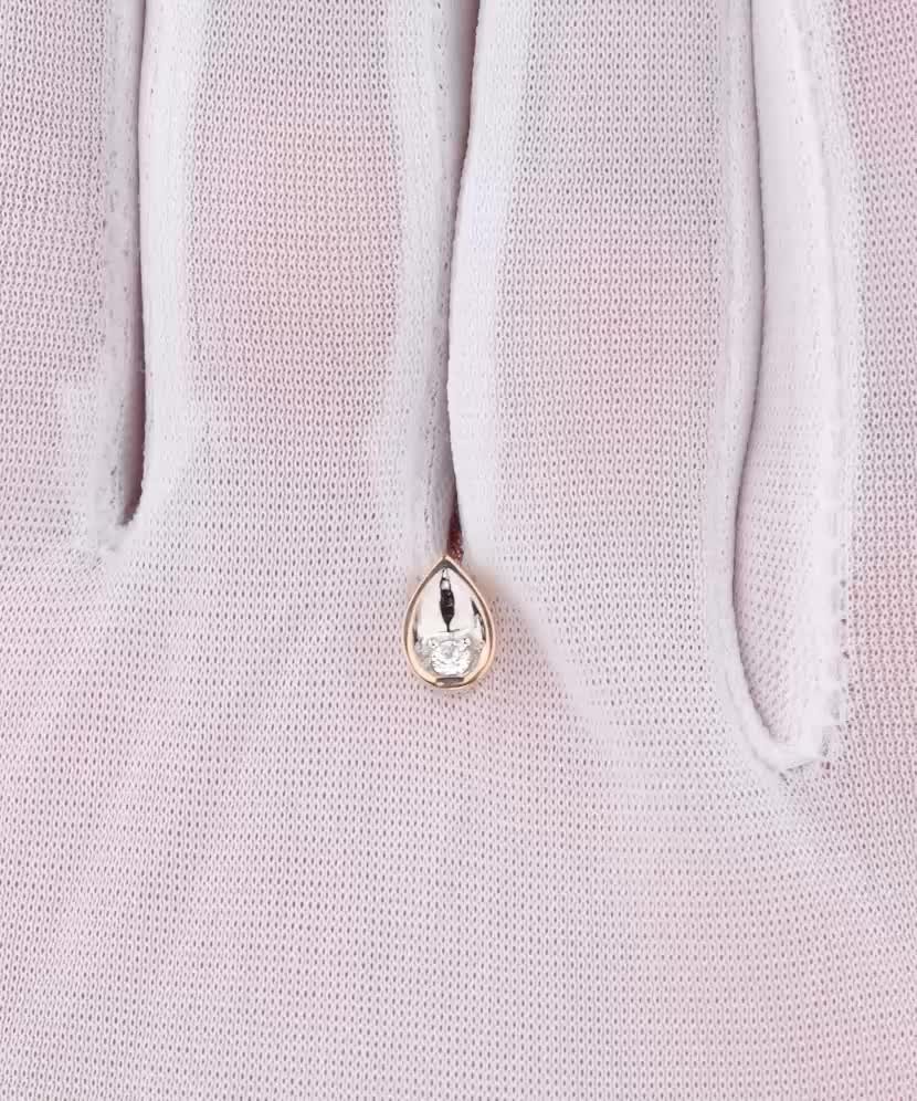 Gold chain with diamond pendant