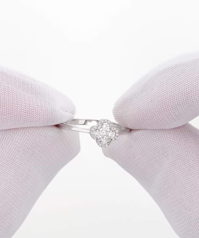 Valkokultainen sormus timanteilla