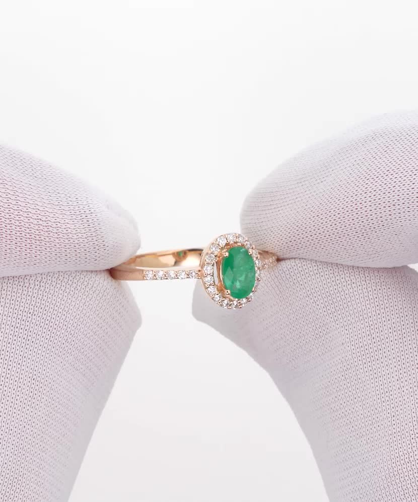 Kultainen sormus smaragdilla ja timantteja