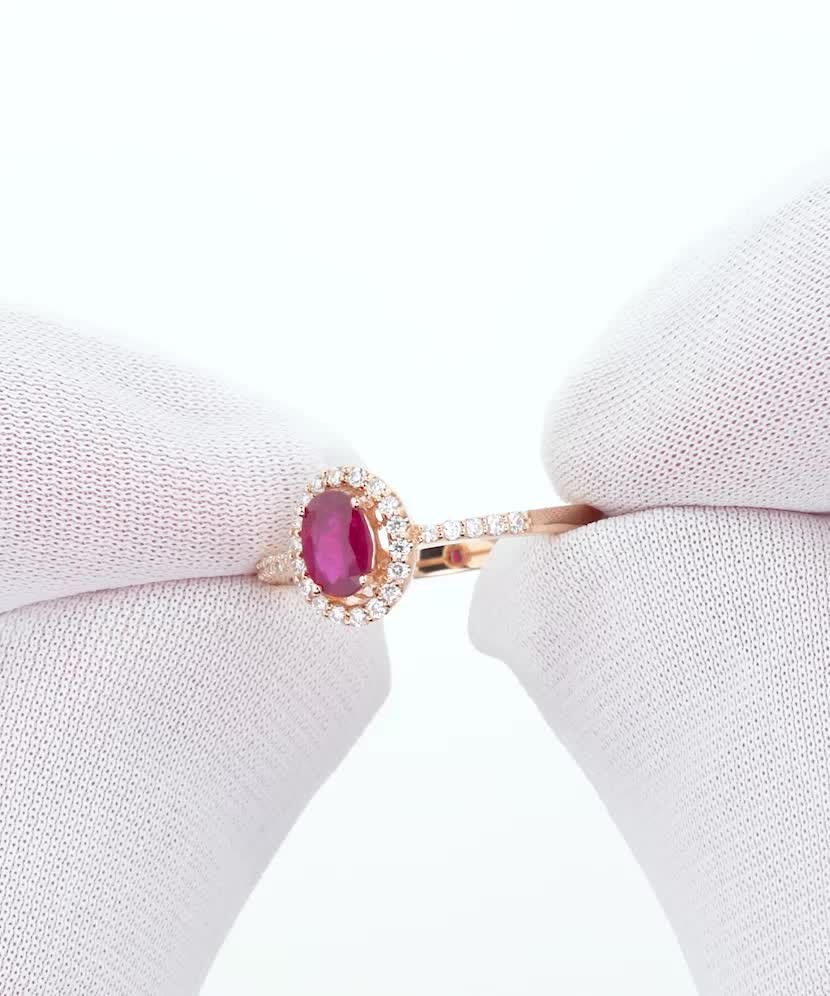 Kultasormus rubiinilla ja timantteja