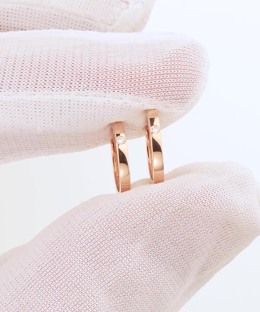 Gold earrings with diamonds