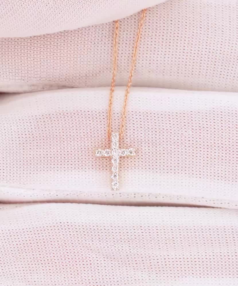 Gold chain with diamond pendant