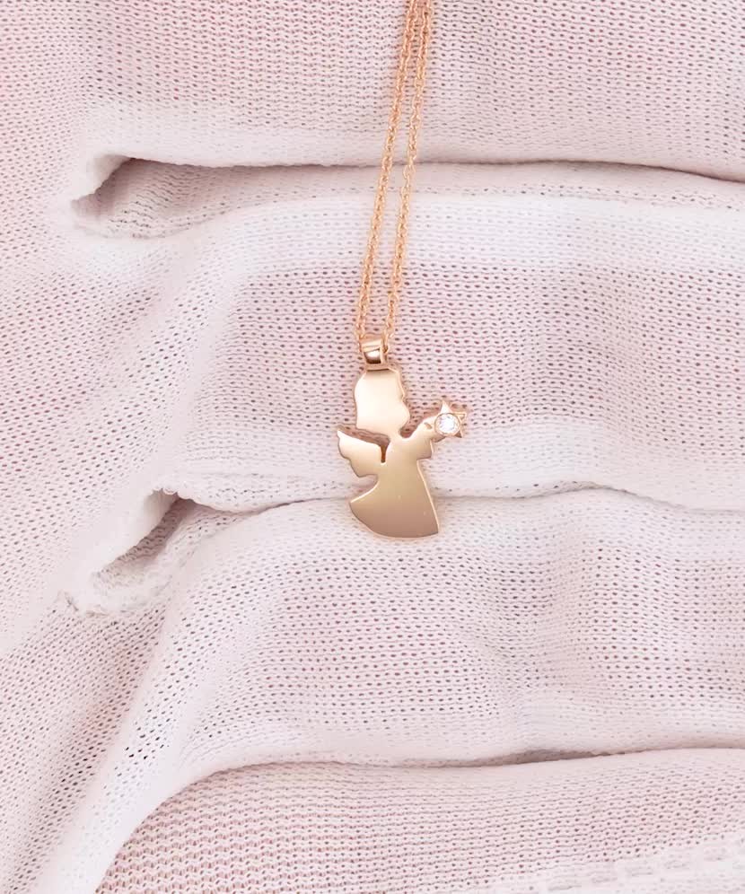 Gold chain with diamond pendant