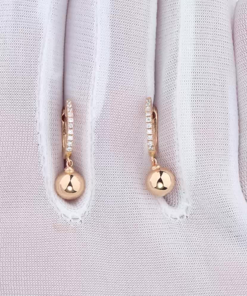 Gold earrings with zircons