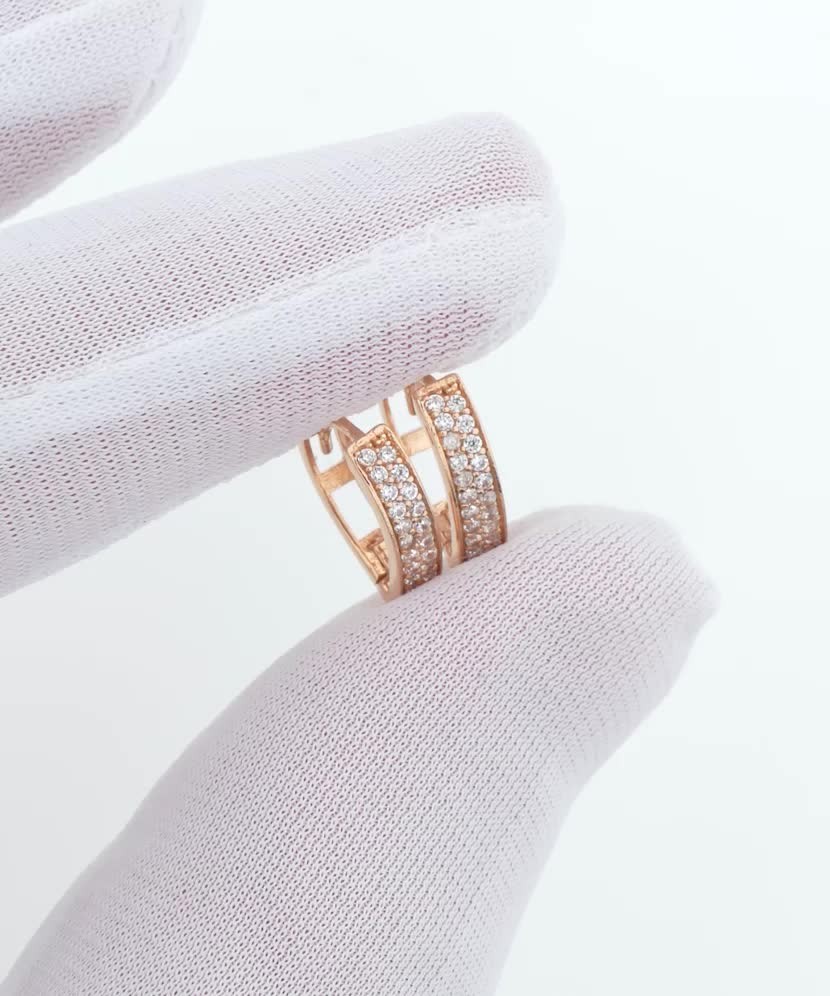 Gold earrings with zircons