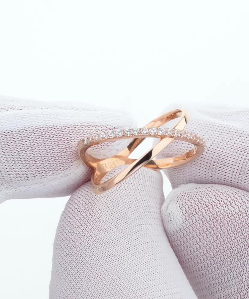 Kultasormus zirkoneilla