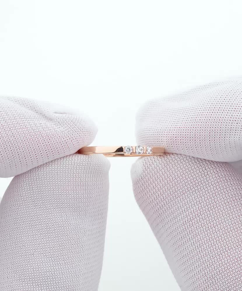 Kultasormus zirkoneilla