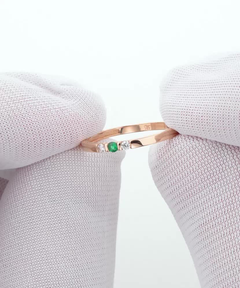 Kultasormus zirkoneilla