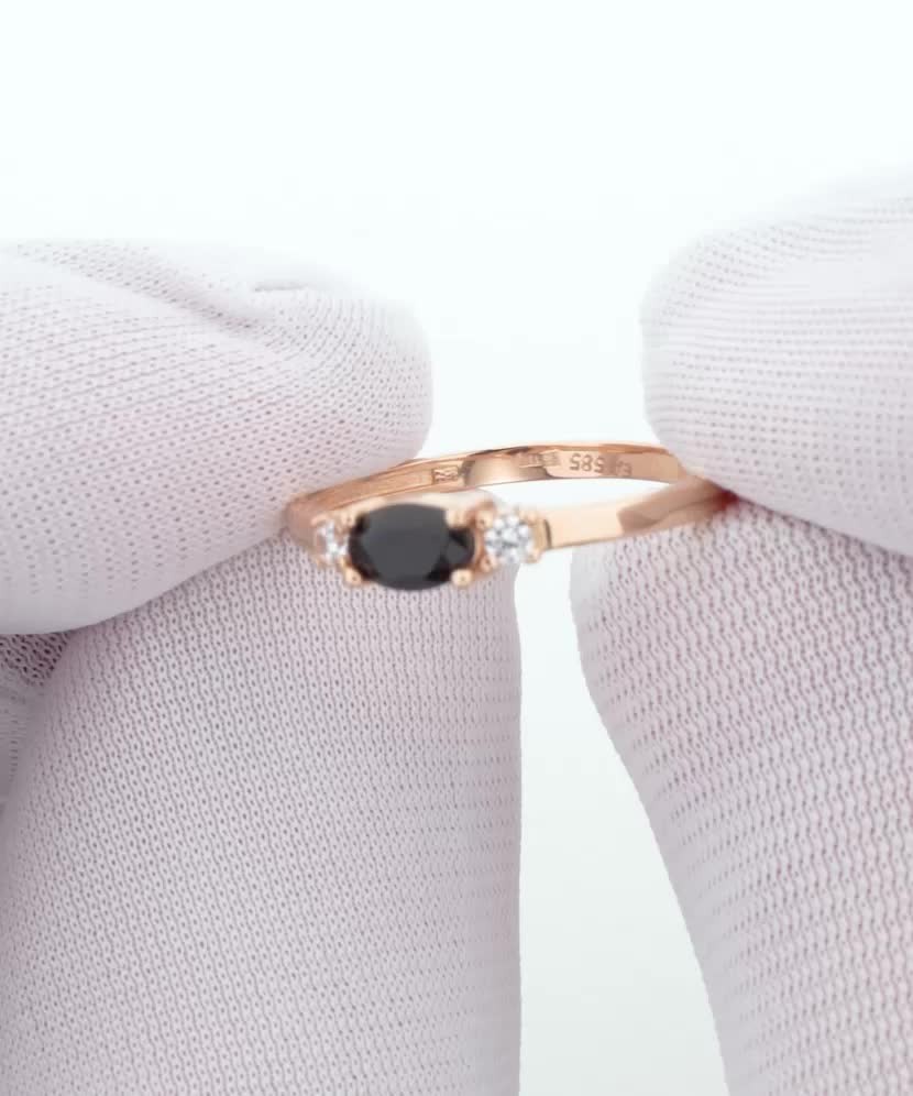 Gold ring with zircons