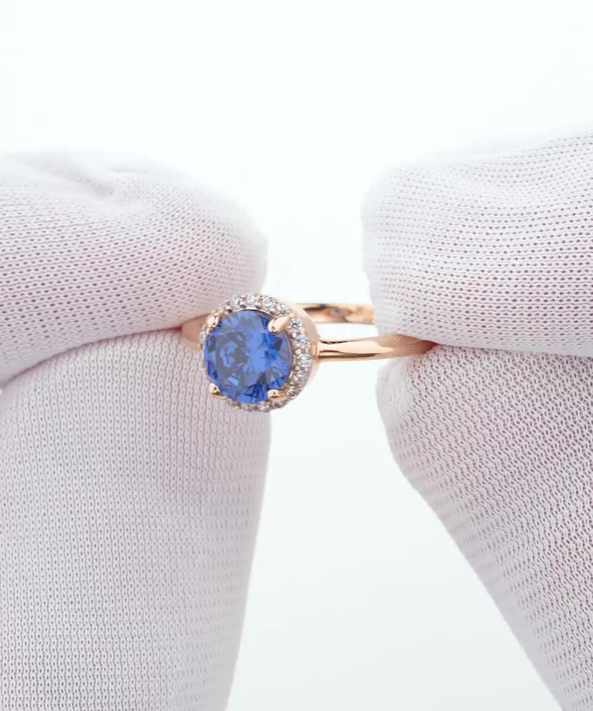 Gold ring with zircons