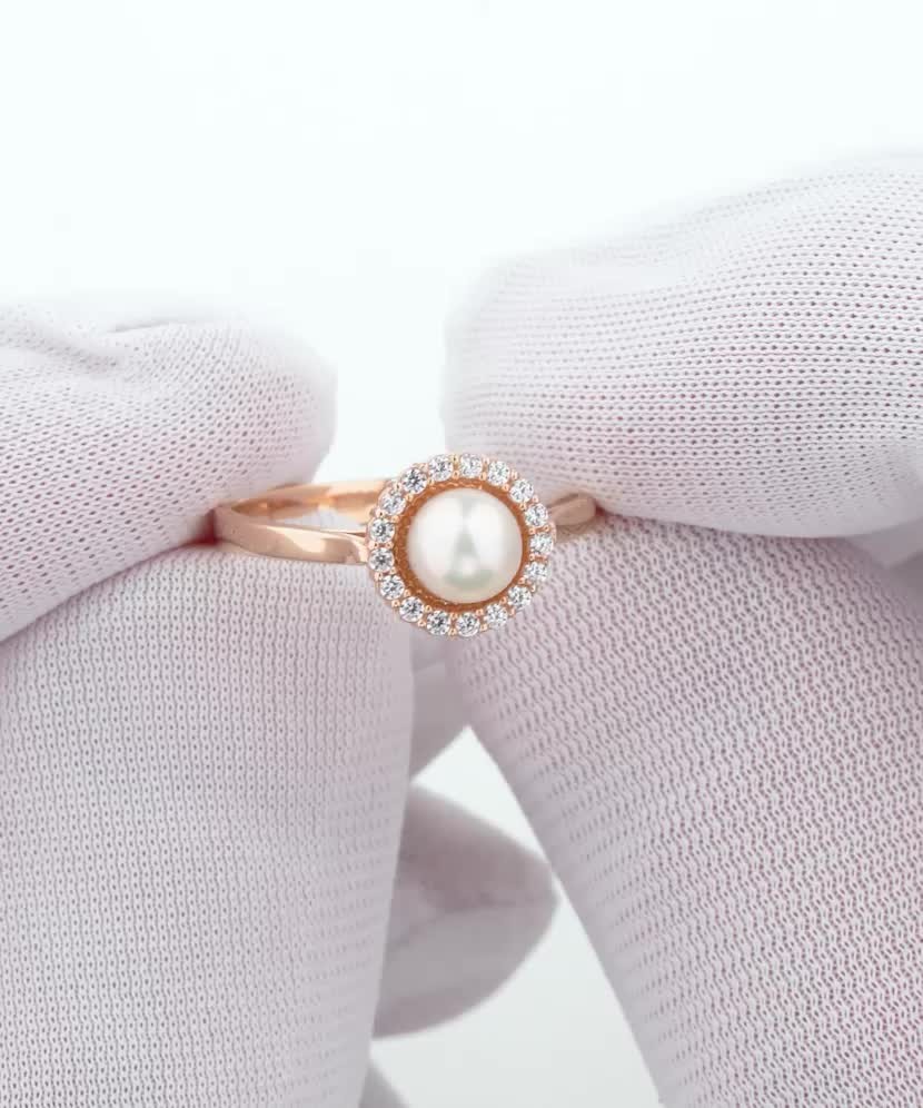 Gold ring with pearl and zircons