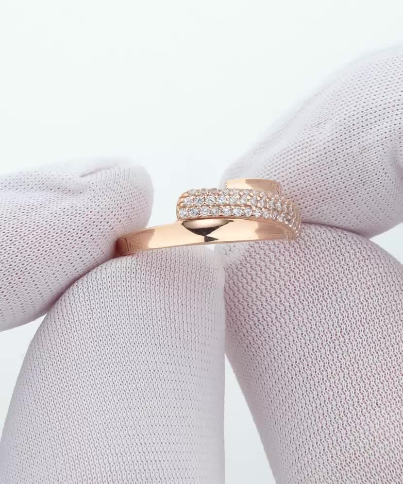 Gold ring with zircons