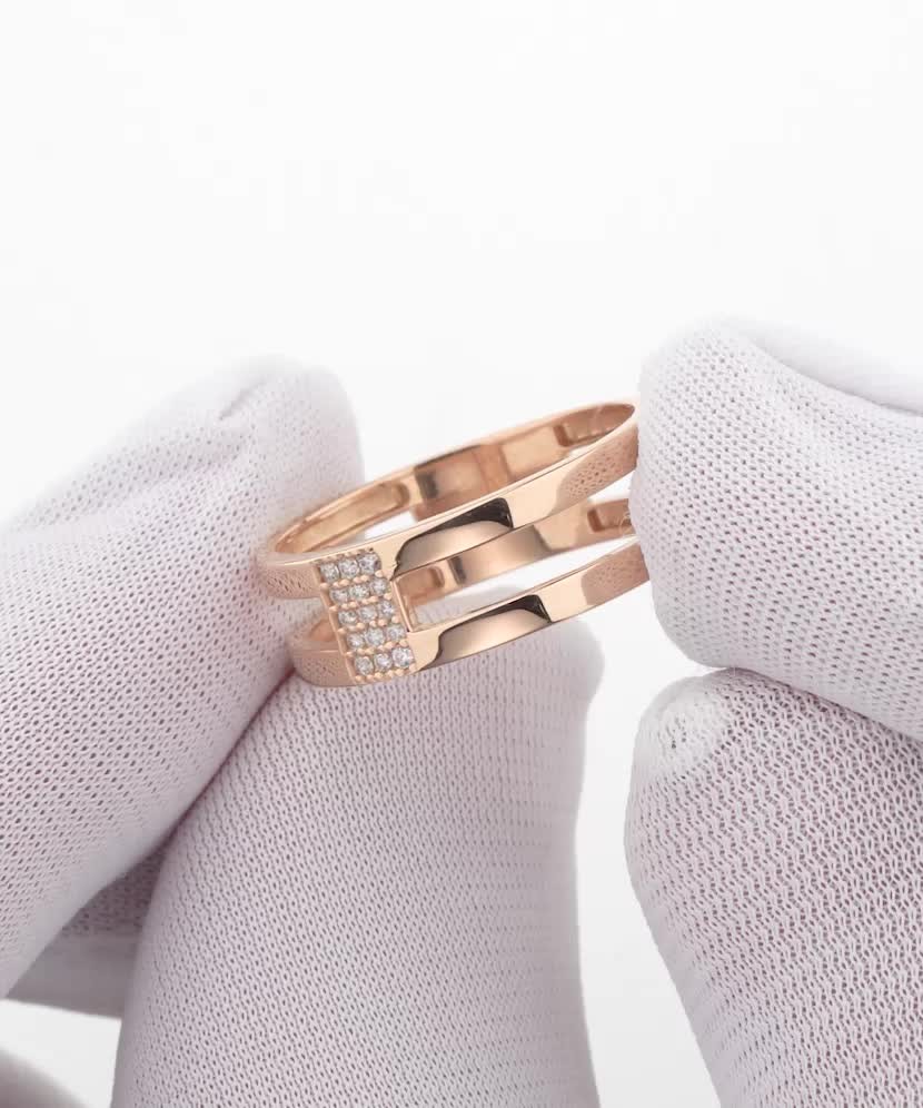 Gold ring with zircons