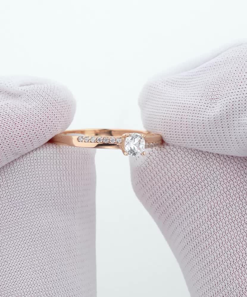 Kultasormus zirkoneilla