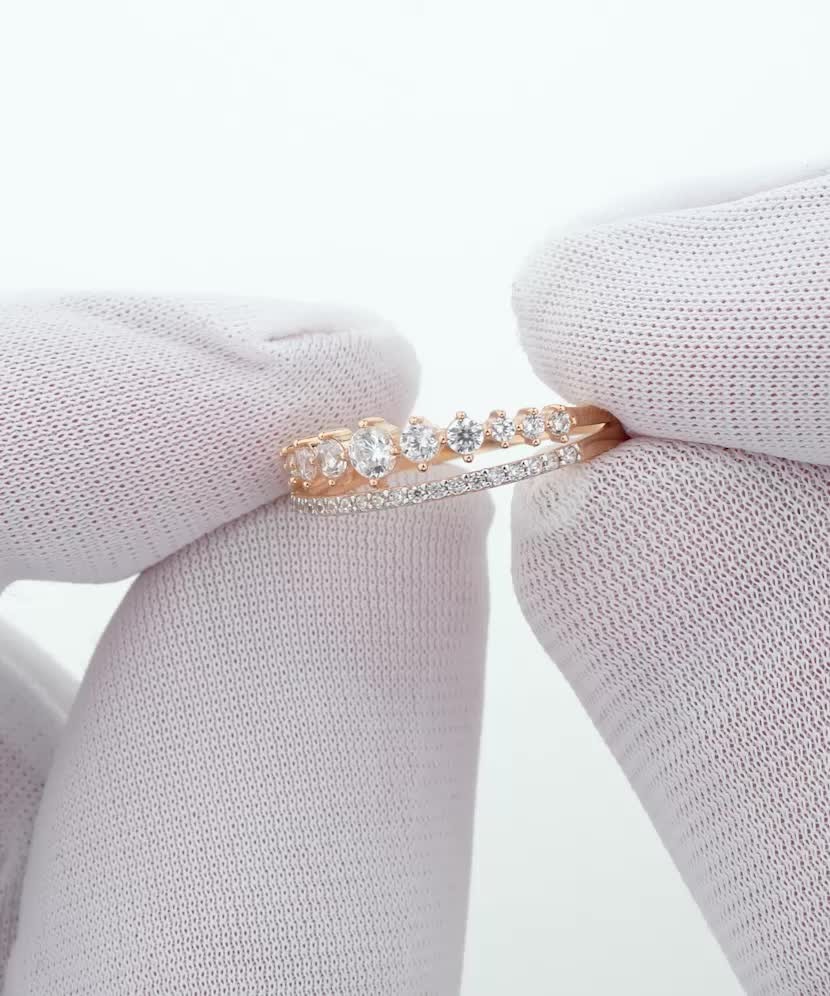 Gold ring with zircons