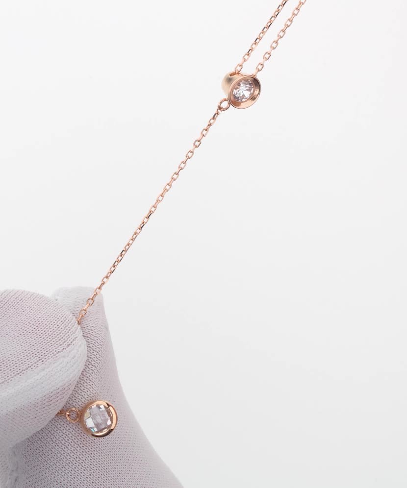 Gold chain with zirconium pendant